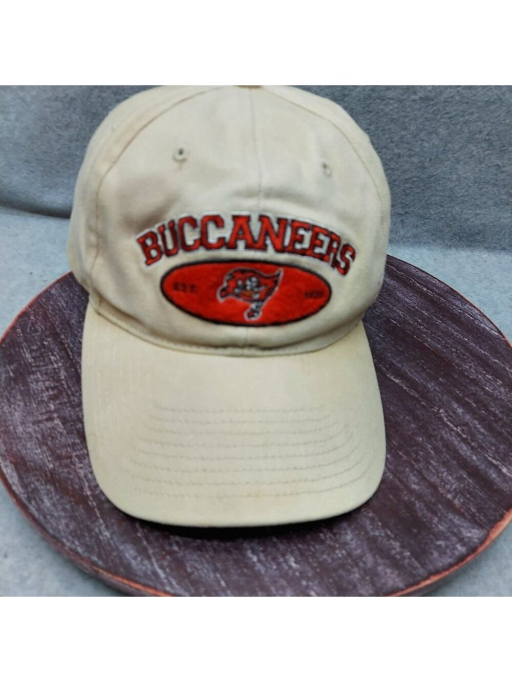 Tampa Bay Buccaneers Beige Adjustable Baseball Cap With Embroidered Logo And Vel
